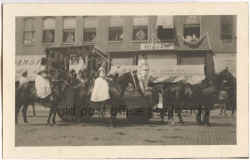 york_ne_paradefloat_womhorses.jpg (41906 bytes)